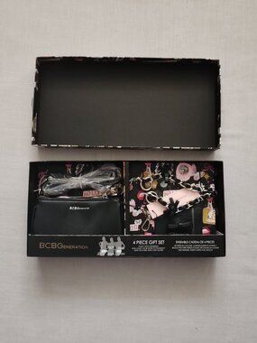 BCBGeneration 4-Piece Crossbody Gift Set - Black Pebbled Bag, Bow Chain & Card C